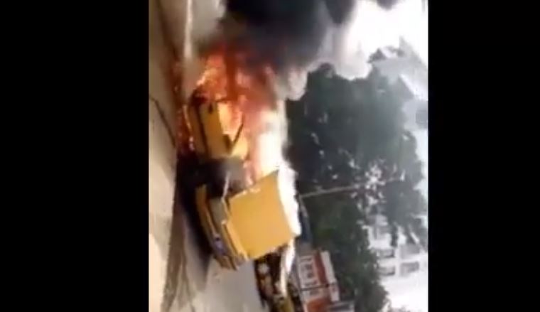 Corniche de Dakar : Un taxi prend feu…(vidéo)