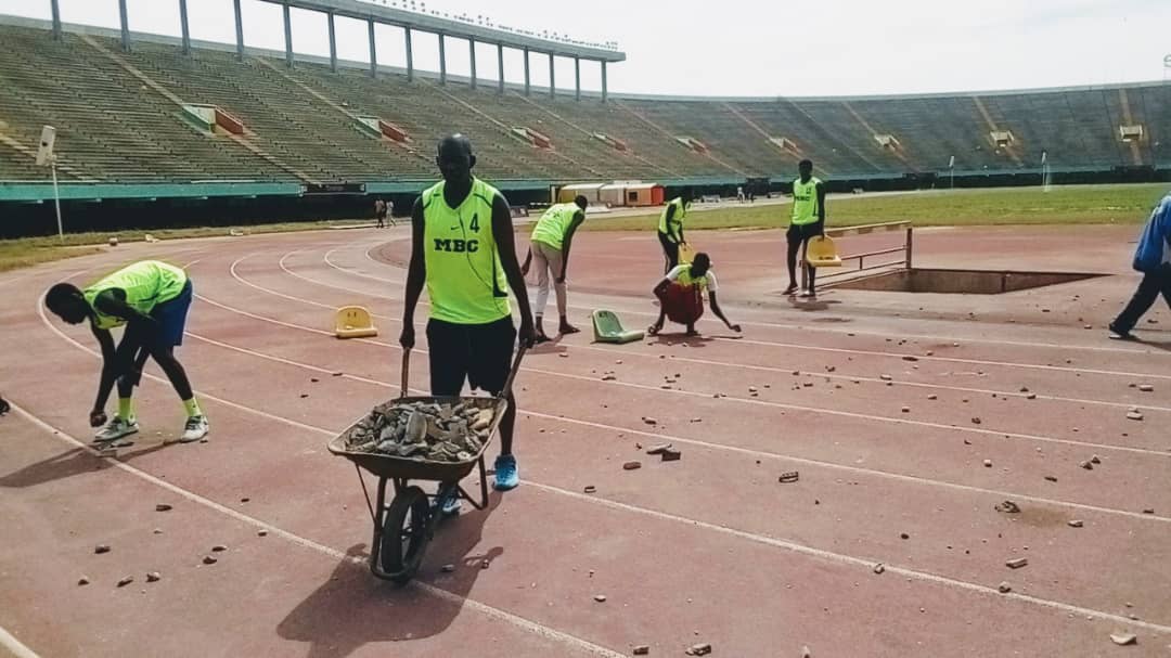 Quand les basketteurs de Mbacké nettoient le stade Léopold Sédar Senghor...