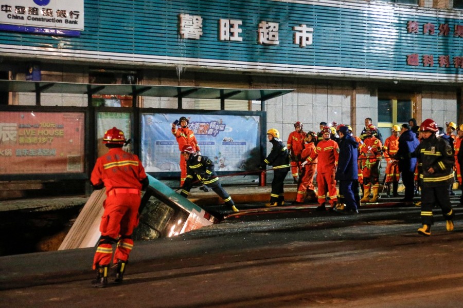 Chine : 6 morts après la chute d’un bus dans un gouffre(vidéo)