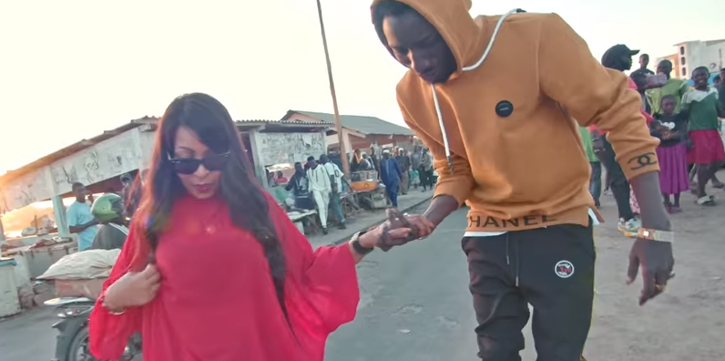 Elaje Keita rend hommage à sa vendeuse de petit-déj « Bine Fall » [Vidéo]