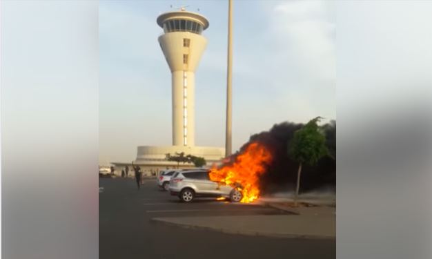 Une voiture prend feu à l’AIBD (vidéo)