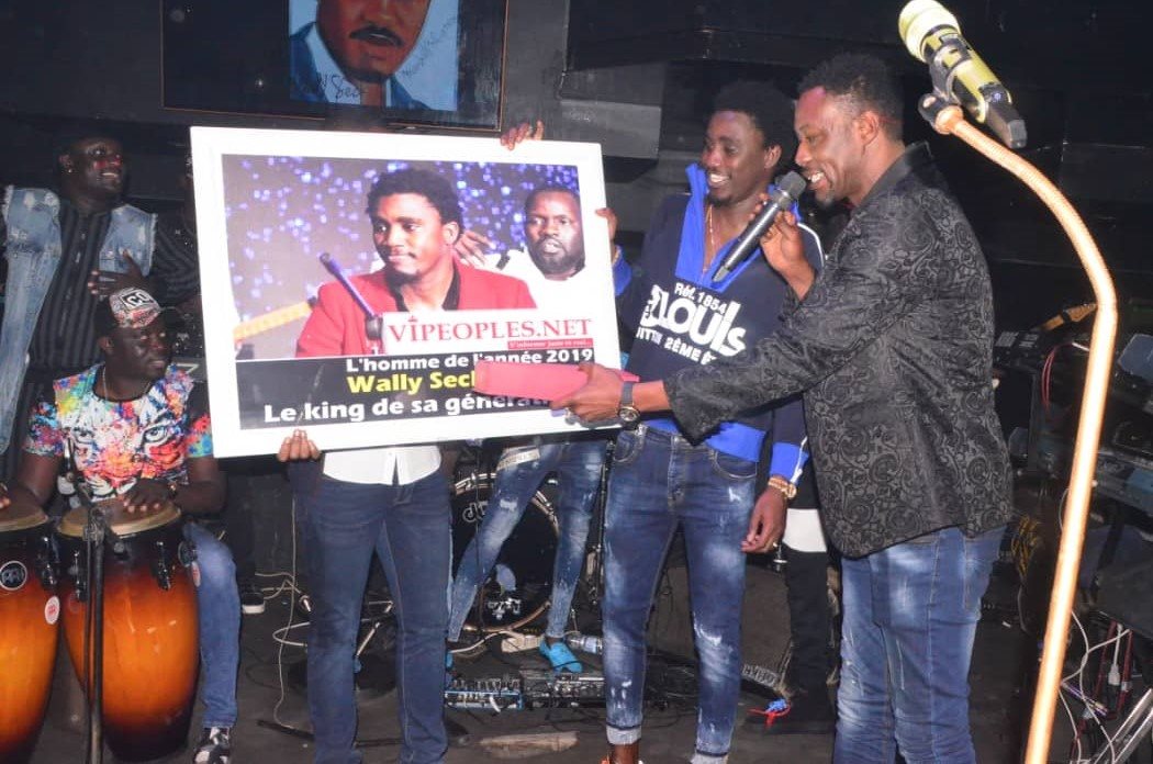 Tange décerne le prix « L’homme de l’année » à Wally Seck