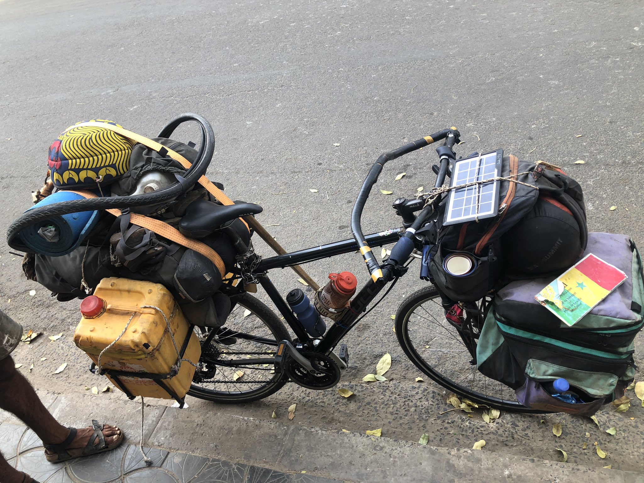 Paris- Dakar : Alex fait le trajet avec son vélo en 6 mois (vidéo)