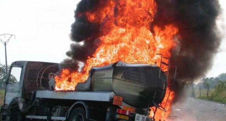 Somone : Un camion a pris feu sous la gare de péage