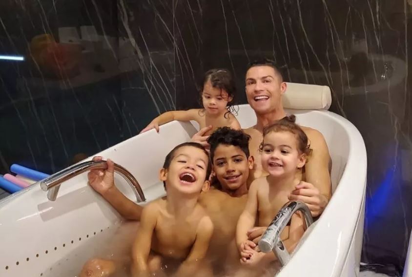 Moment drôle »de Ronaldo avec ses quatre enfants…(photos)