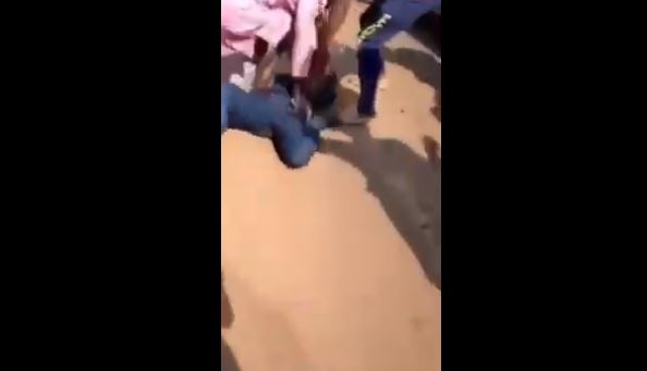 Un policier malmené par un taxima...vidéo