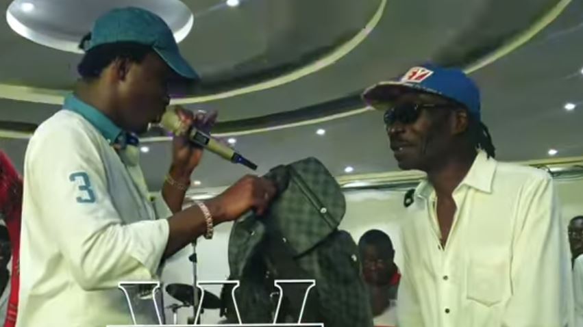 Sac rempli d’argent : l’incroyable geste de Waly pour Souleymane Faye (vidéo)