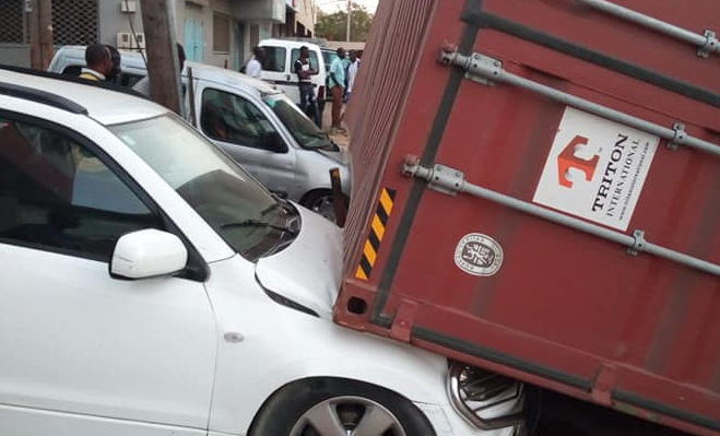 Sodida : Un camion se renverse avec un conteneur…(photos)