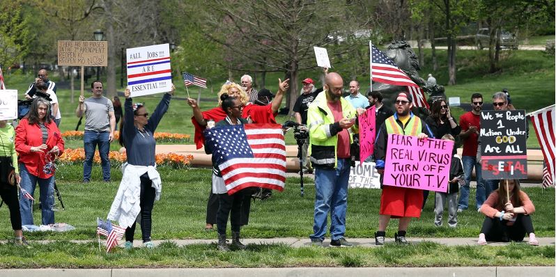 Etats-Unis : Face à la flambée du Covid-19, des manifestants exigent leur déconfinement