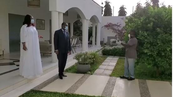 Contre le covid-19 : Macky et Marième F. Sall portent le masque…(vidéo)