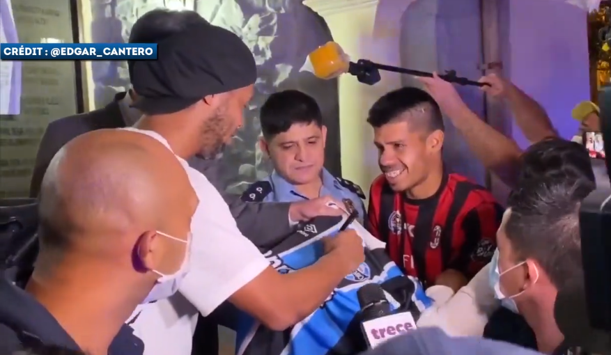 Libéré de prison, Ronaldinho provoque un énorme attroupement au Paraguay (Vidéo)