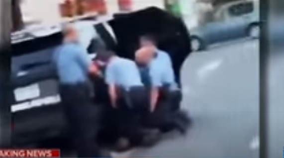 Mort de George Floyd : Une nouvelle vidéo montrant 3 policiers en train de l’écraser…(vidéo)