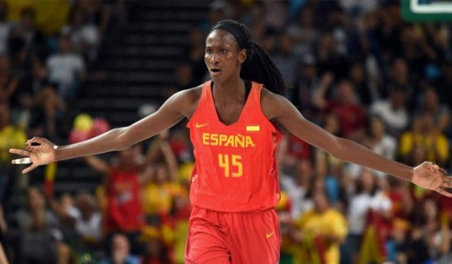 Covid-19 : La basketteuse espagnole Astou Ndour offre des denrées alimentaires au Sénégal
