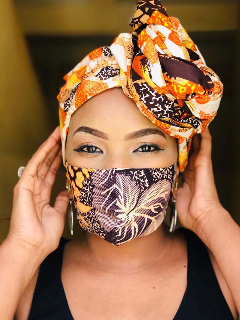 (05) Photos : La chanteuse Chadia sensibilise avec son masque stylé