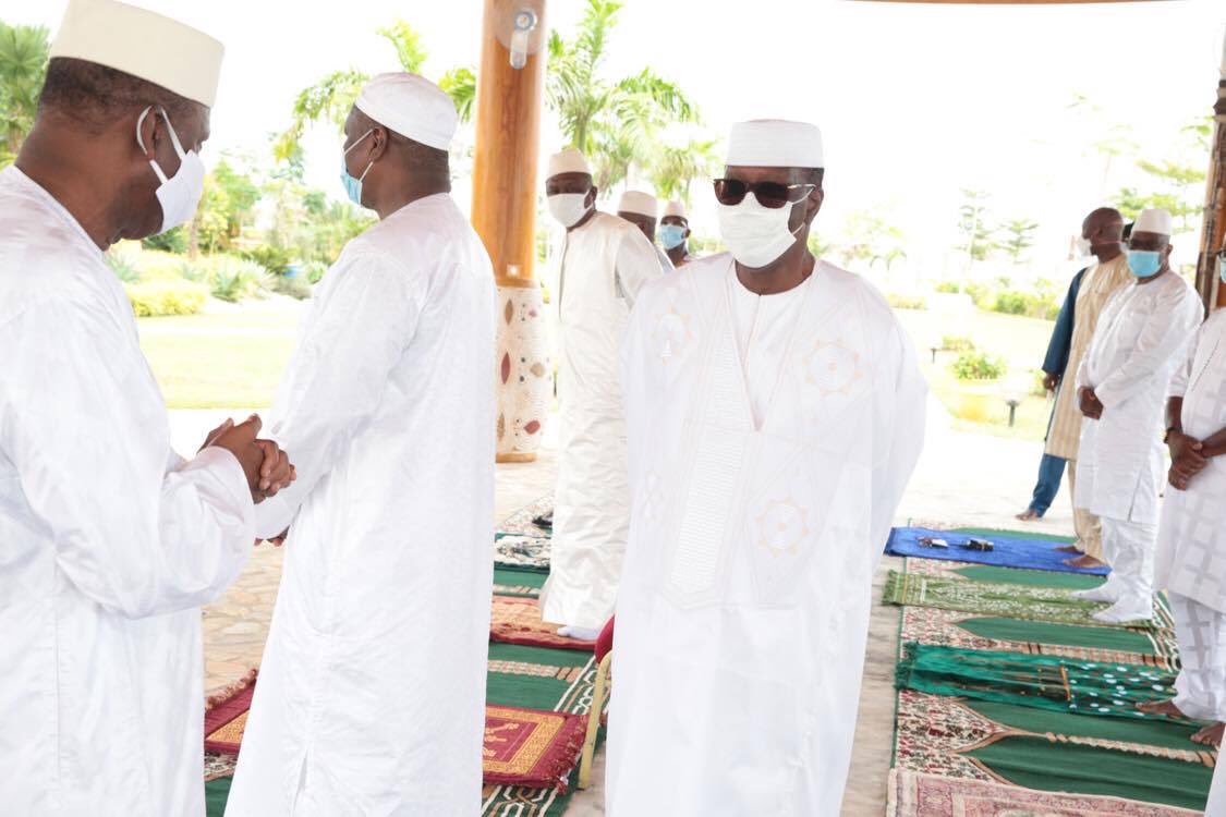 Aïd el-Fitr et Covid-19 : Ouattara en prière dans sa résidence…(photos)