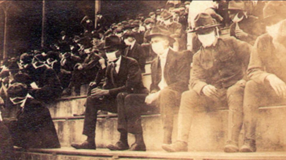 Grippe espagnole : Photo, match de football en 1918, des supporters masqués
