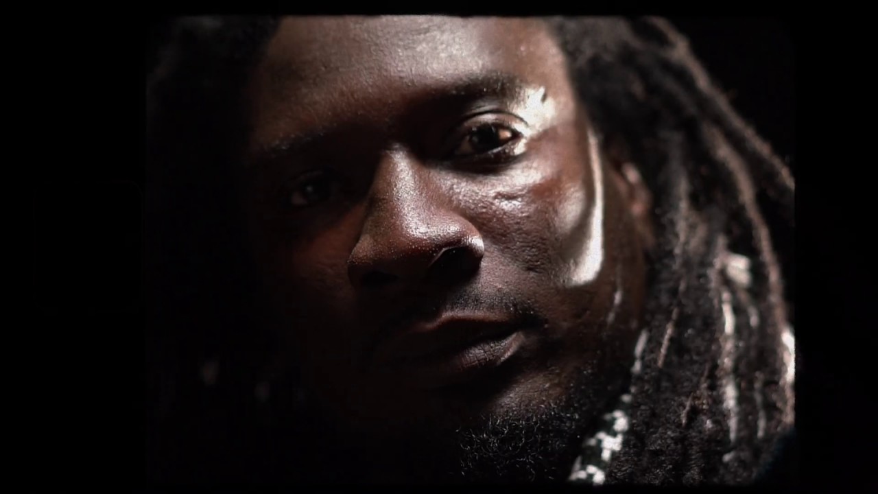 « Mouridoullah », le nouveau tube de Samba Peuzzi [Clip officiel]