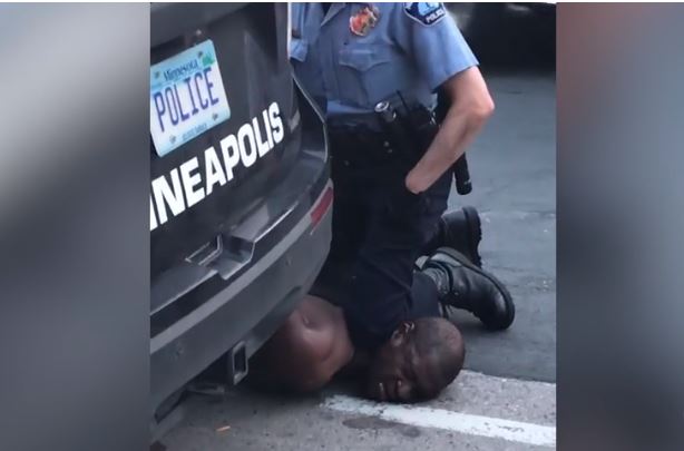 Etats-Unis : Enquête sur l’arrestation d’un noir sauvagement malmené par un officier, avant son décès
