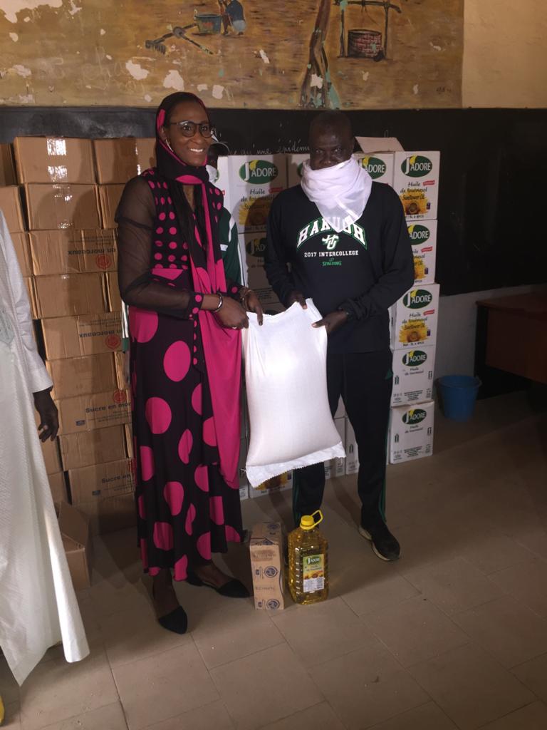 Covid-19 : La basketteuse espagnole Astou Ndour offre des denrées alimentaires au Sénégal - wiwsport