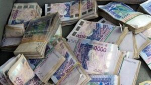 liasses-billets-696×414 (1) liasses-billets-696×414 (1)