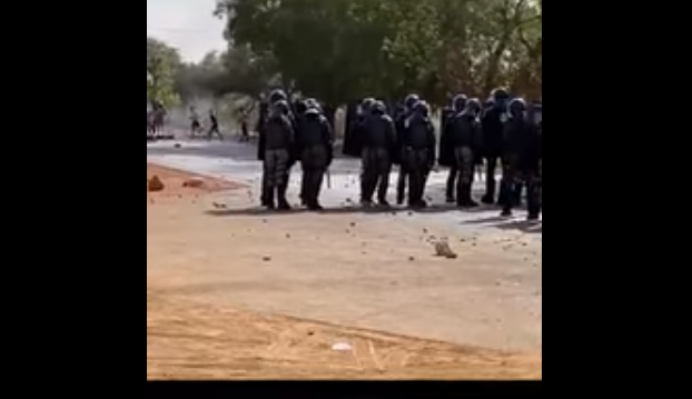 Ndiakhaté Ndiassane : Affrontement entre forces de l’ordre et chauffeurs…(vidéo)