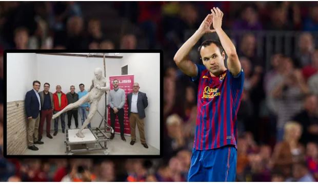Iniesta surpris par une statue de lui totalement nu : l’artiste lui a finalement mis un short