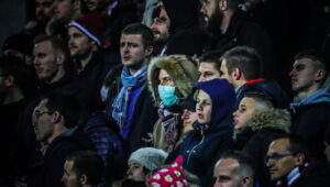un-supporter-portant-un-masque-pendant-la-rencontre-de-ligue-1-metz-nimes-photo-pascal-brocard-le-republicain-lorrain-1584097176 un-supporter-portant-un-masque-pendant-la-rencontre-de-ligue-1-metz-nimes-photo-pascal-brocard-le-republicain-lorrain-1584097176