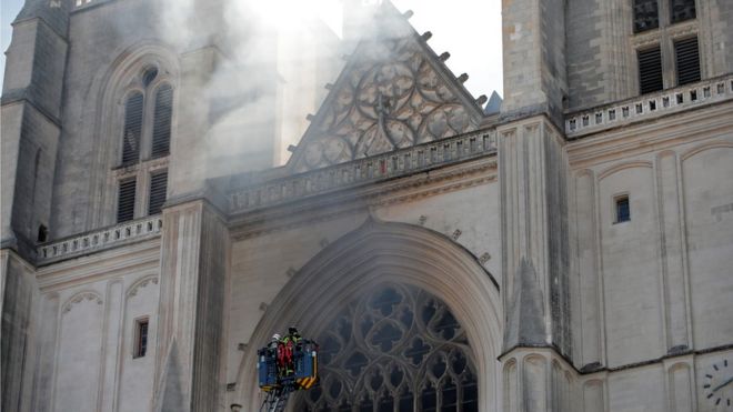 France : Incendie criminel dans une cathédrale de Nantes, le Tweet de Macron(Vidéo)