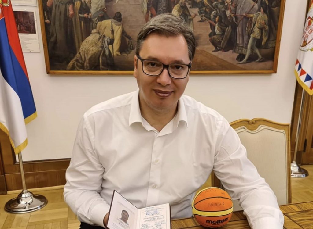 Le président de la Serbie passe ses diplômes pour devenir entraîneur de Basketball