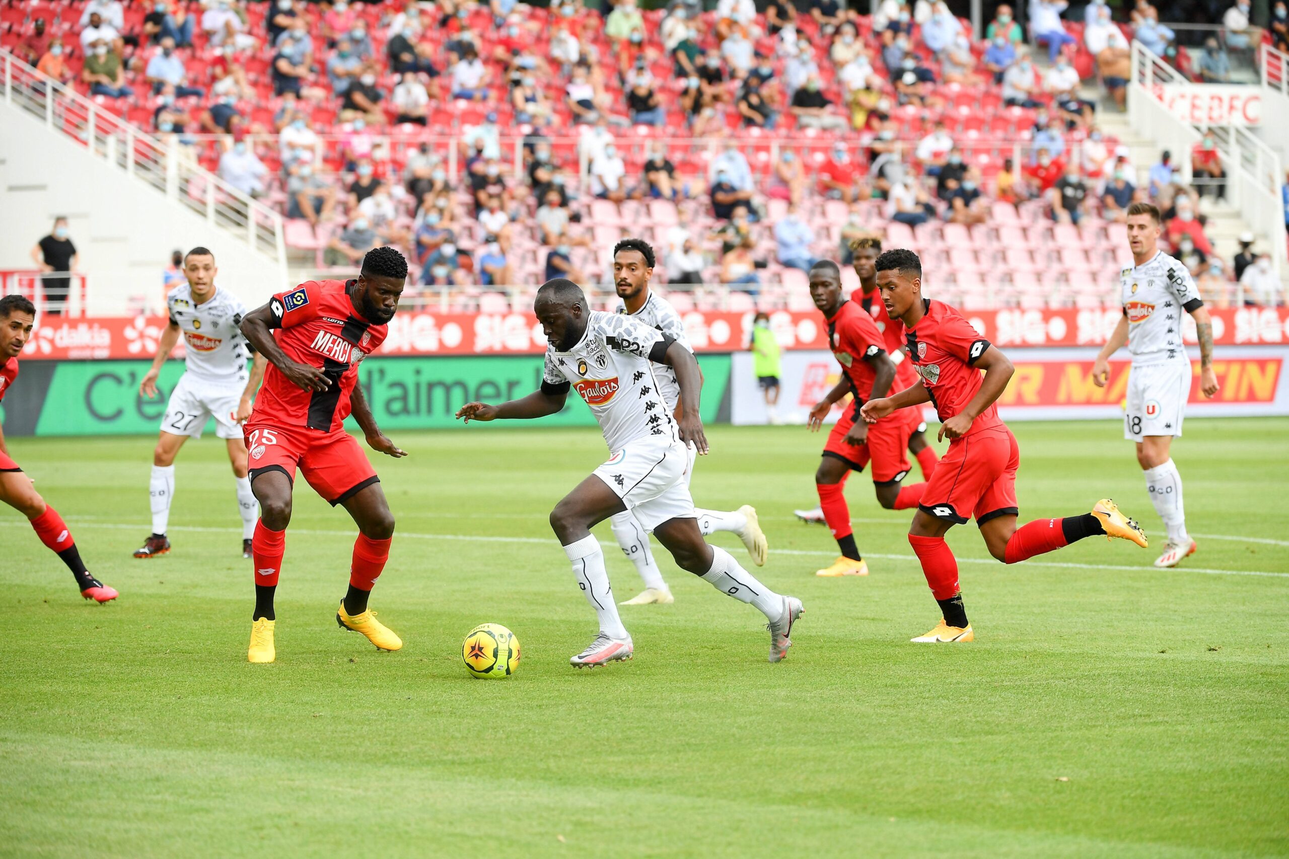 Ligue 1: Sada Thioub et Angers s’imposent contre Dijon d’Alfred Gomis (vidéo)