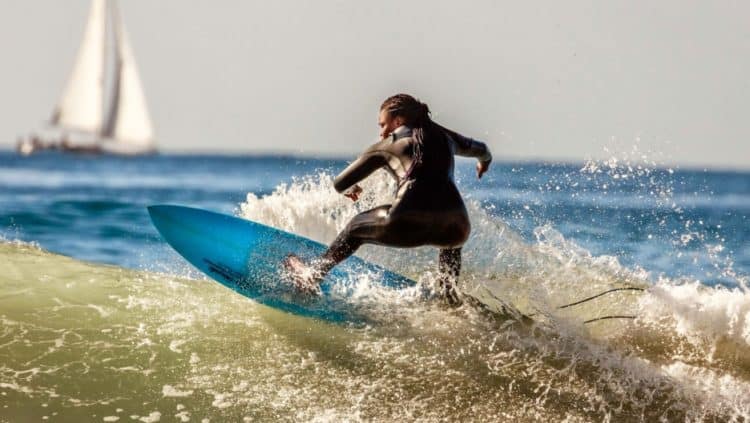 Khadija Sambe : La première sénégalaise surfeuse professionnelle. Regardez