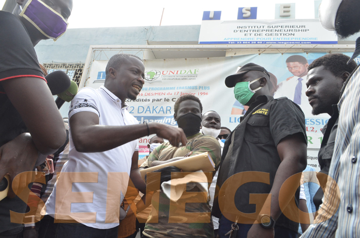 (20 Photos) – ISEG : Les nervis de Diop bloquent l’entrée au personnel