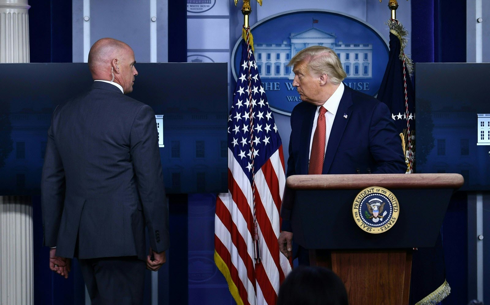 Tirs à l’extérieur de la Maison Blanche : Donald Trump évacué par le Secret Service (vidéo)