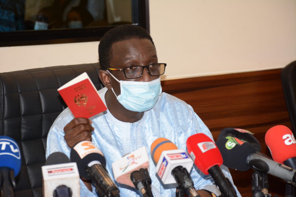 Amadou Ba présente les nouveaux Passeports biométriques diplomatique et de service…
