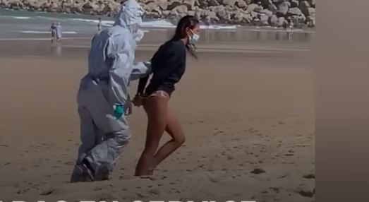 Covid-19 : Cette femme infectée, menottée et évacuée de la plage par la police (vidéo)