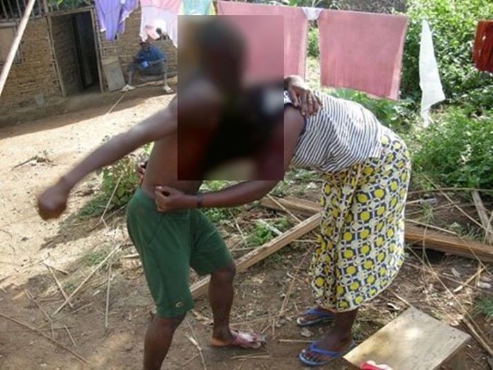 Il soupçonne sa femme d’infidélité et lui plante 10 coups de couteau