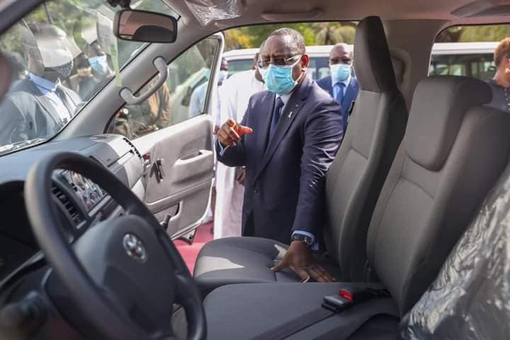 Transport interurbain: Macky Sall réceptionne les minibus pour remplacer les 7 places