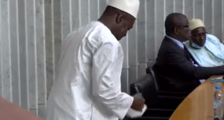 Assemblée nationale : Dépité, Aliou Dembourou Sow fuit les cameras…(vidéo)