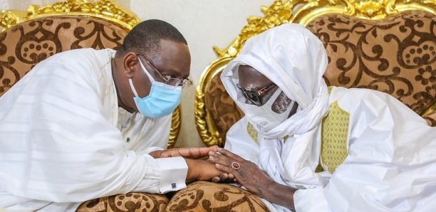 Touba : Macky remet deux titres fonciers à Serigne Mountakha !