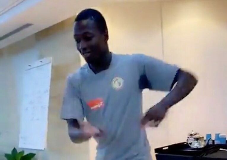 Les pas de danse de Pape Cheikh Diop lors de son bizutage dans la tanière… Regardez !