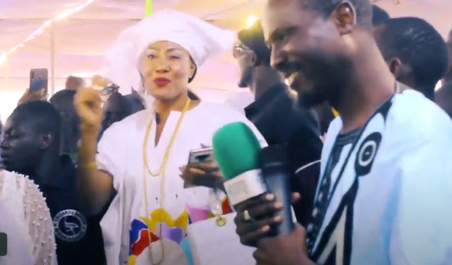 Ndiassane : Astou Traoré distribue des billets à cheikh Bou Diop…(video)