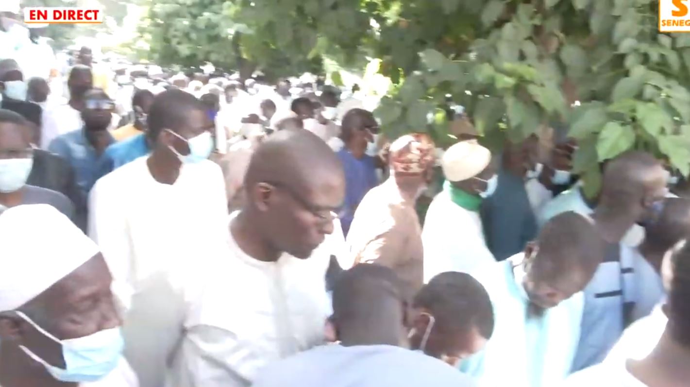 Revivez – Les obsèques du Professeur Iba Der Thiam au cimetière de Yoff