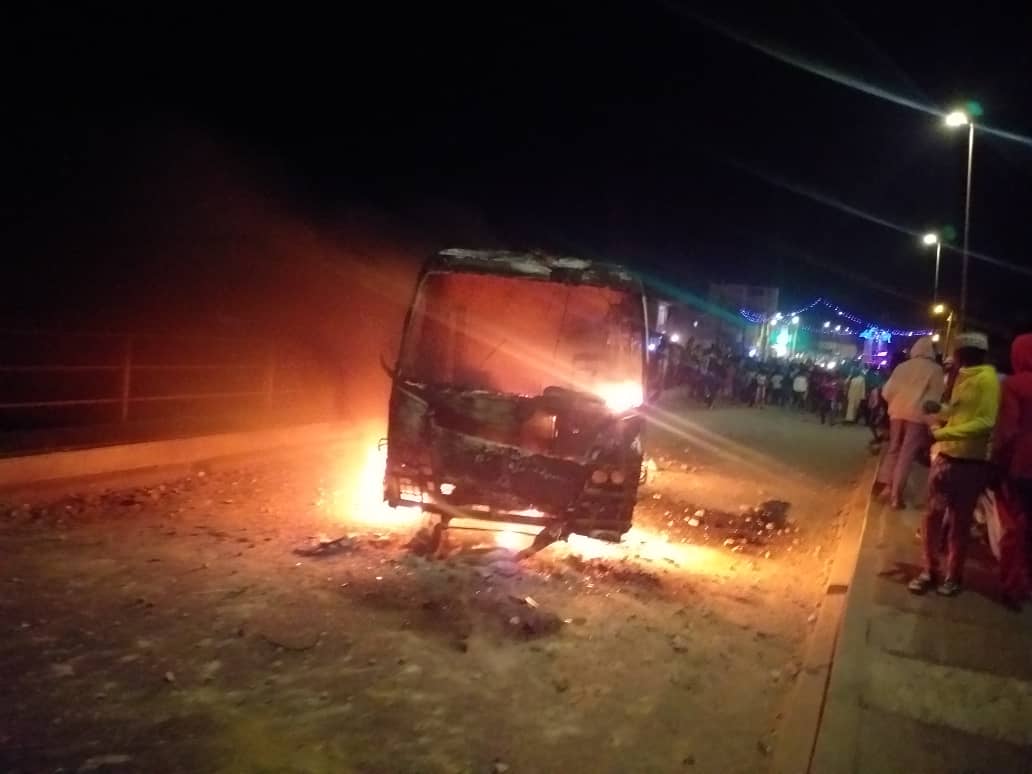 Guet Ndar : Un minibus tue un enfant de 8 ans, les populations incendient le véhicule (vidéo)