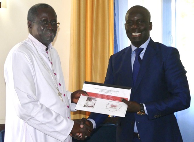 Malick Gakou chez Mgr Benjamin Ndiaye, sollicite des prières et…