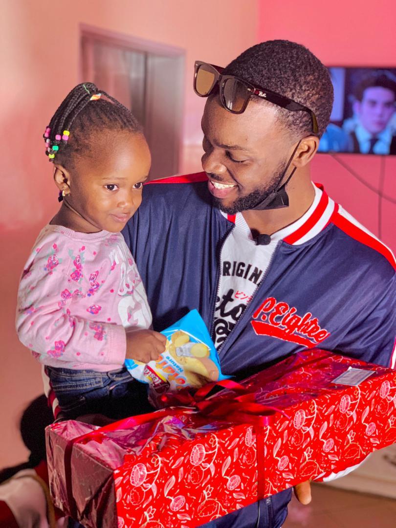 (25 photos) : Généreux, Momo Wade distribue des cadeaux aux enfants