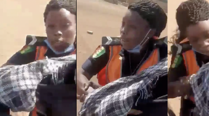 Sénégal : Une policière tabasse un chauffeur (Vidéo)