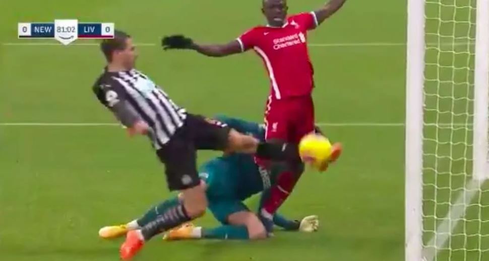 PL : Le gardien de Newcastle a saisi la jambe de Mané, et la VAR ? (Vidéo)