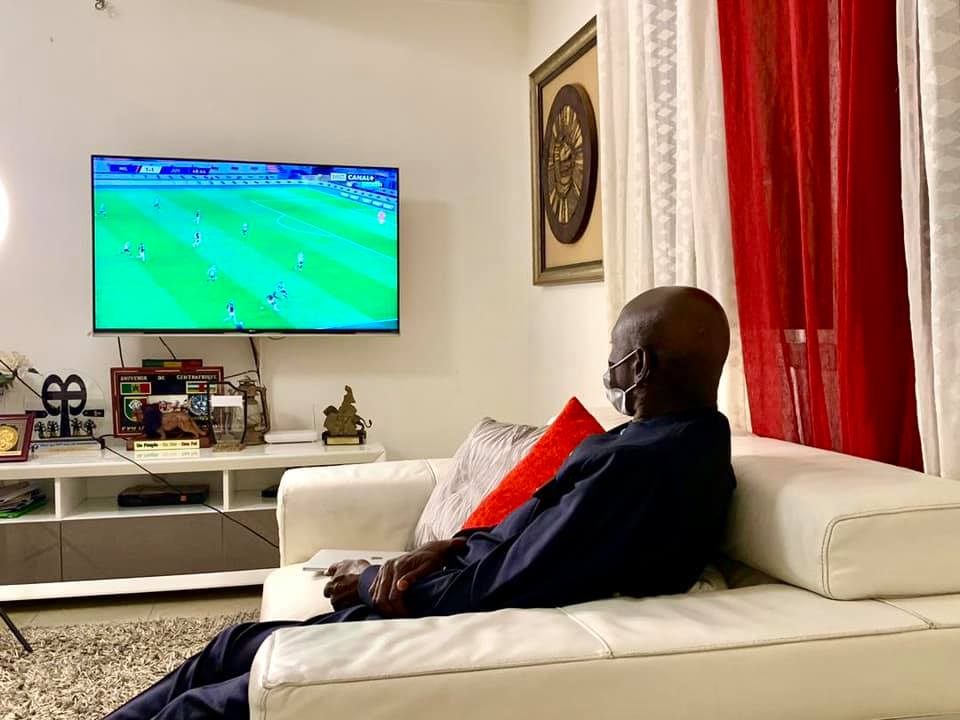 Couvre-feu: A 21h, Aly Ngouille Ndiaye relax sur son canapé regardant son match (photos)