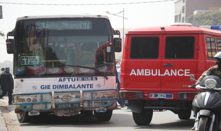 Un homme meurt dans un Bus Tata (Vidéo)