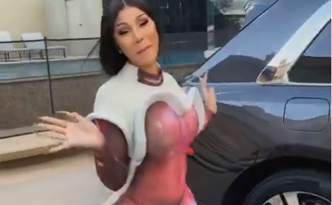 Cardi B : Robe moulante et string apparent en pleine rue, son mari Offset adore